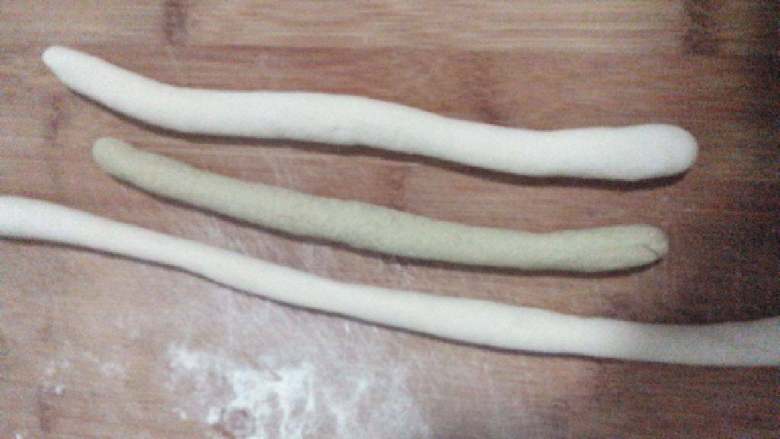 花式馒头,发酵完成后,取两份白面,一份绿面,揉好,撮成三个面条状,