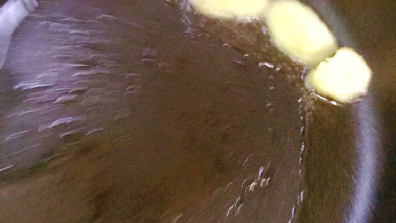 青瓜牛肉炒饭,锅中放20毫升花生油烧热,下姜片炒香