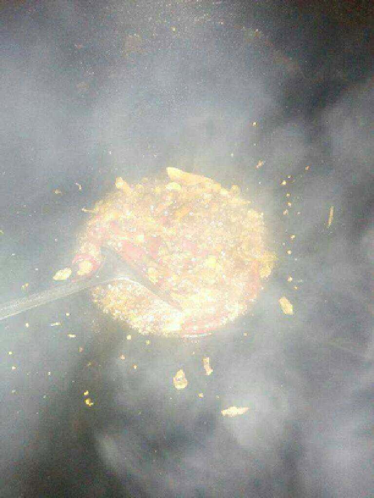 酸菜草鱼,热锅爆香酸菜