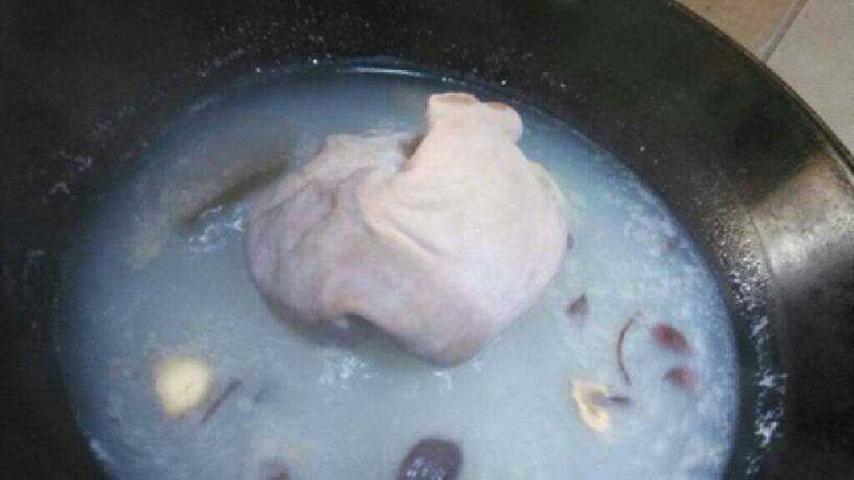 红油猪肚,<a style='color:red;display:inline-block;' href='/shicai/ 422'>猪肚</a>洗干净放锅里煮熟，加一些香料进去煮去味道