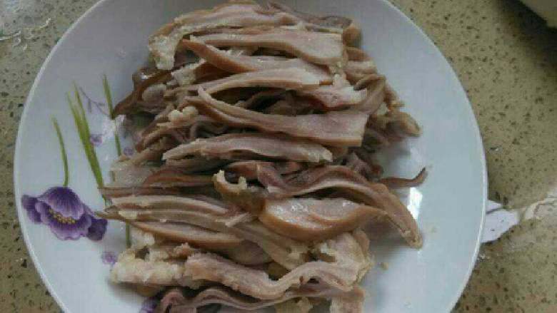 红油猪肚,猪肚捞起切条，用冰水淋一下，激起吃起来脆脆的感觉。