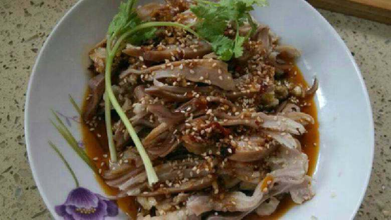 红油猪肚,准备一个碗放【<a style='color:red;display:inline-block;' href='/shicai/ 4965'>红油</a>，姜蒜水，<a style='color:red;display:inline-block;' href='/shicai/ 692'>酱油</a>，盐，<a style='color:red;display:inline-block;' href='/shicai/ 756'>鸡精</a>，<a style='color:red;display:inline-block;' href='/shicai/ 5506'>麻油</a>，<a style='color:red;display:inline-block;' href='/shicai/ 748'>花椒油</a>，<a style='color:red;display:inline-block;' href='/shicai/ 720'>胡椒粉</a>，醋】调成汁淋上猪肚即可吃了。