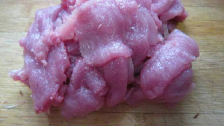 东北锅包肉,<a style='color:red;display:inline-block;' href='/shicai/ 435'>里脊</a>切3-5cm宽的肉片,用刀背在每片肉上剁几下。