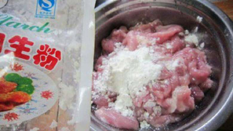 东北锅包肉,放好调味料及生粉后的肉片反复摔打几下,这样更容易入味,摔打后肉片和生粉搅在一起有粘手的感觉刚好。