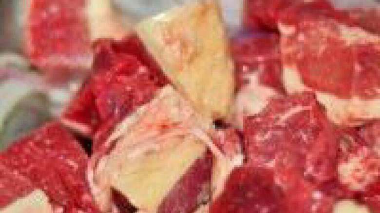 秘制红烧牛腩面, 放入牛腩块,翻炒至牛腩变色