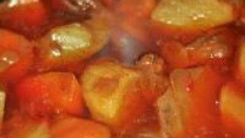 秘制红烧牛腩面, 将煮好的红烧汤头和炒上色的牛腩、冰糖、<a style='color:red;display:inline-block;' href='/shicai/ 134296'>白胡椒粉</a>、盐一起放入电高压锅(这样省事,也可以直接炒锅小火炖煮2个小时,在出锅前30分钟放入冰糖、盐调味。)。