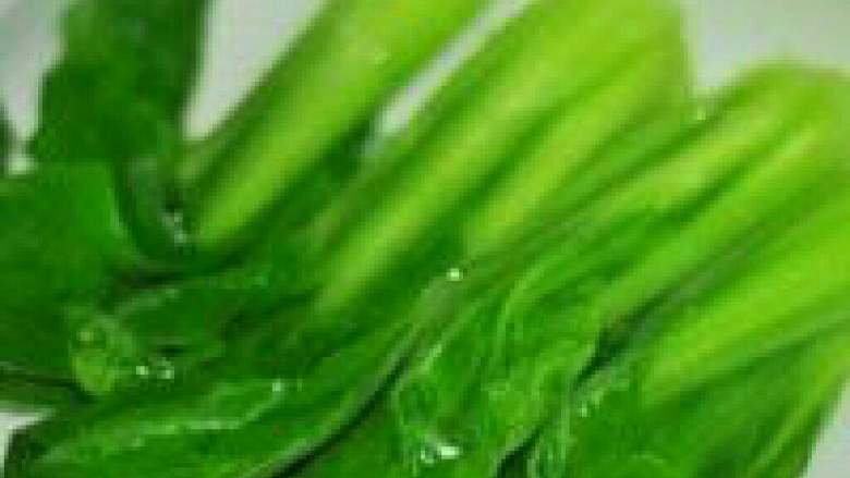 秘制红烧牛腩面, 将面捞到碗里,放入牛腩,舀入牛肉汤,配上焯水烫熟的青菜。