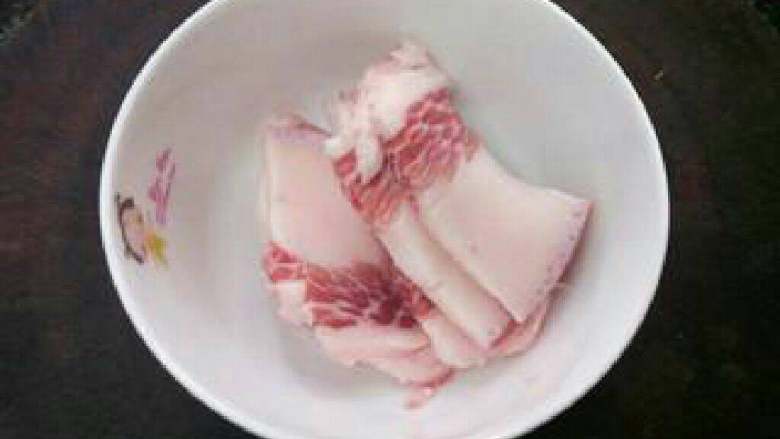 五花肉菜根炒饭, 五花肉洗净切片,再切粒。