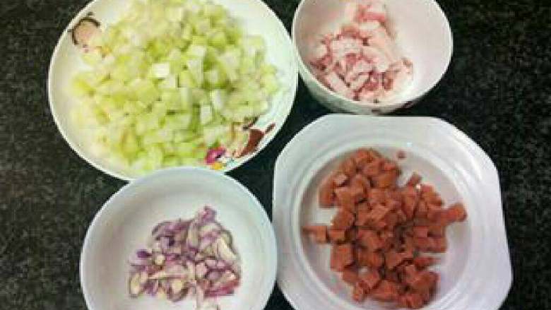 五花肉菜根炒饭, 菜梗切片再切粒,鸡肉肠切粒、干葱头去皮切碎。