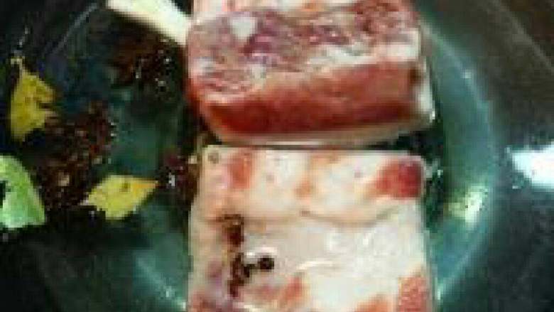 古法经典回锅肉,1.五花肉用花椒,八角,香叶煮到筷子可以扎透即可。