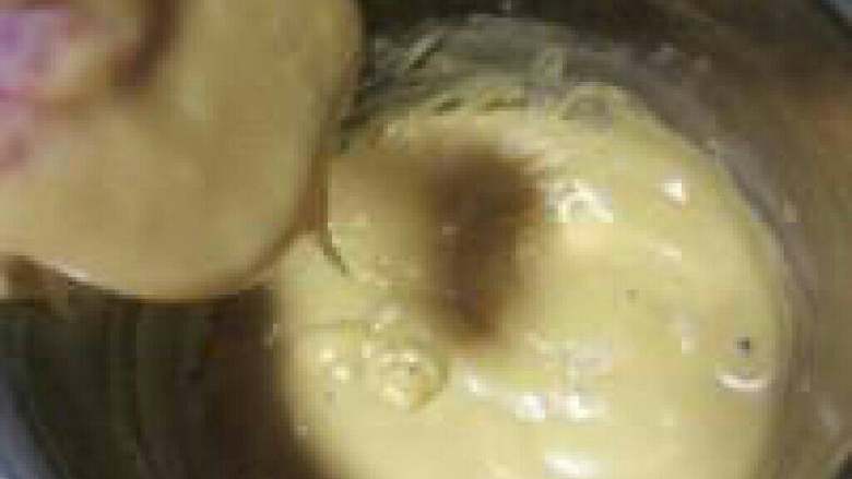 年货之-- 新年一起来做糖的做法步骤, 煮到100度的时候开始沸腾 往上扑出来~ 注意需要不断的搅拌,从110度煮到120度,这个过程很长,需要不断搅拌,用耐高温的硅胶刮刀拌的更均匀,也不容易糊底,煮到如图上呈现出淡咖啡色 ,刮刀刮到锅边的时候 锅边很干净 ,就差不多好了!关火!