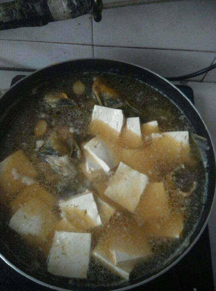 黄骨鱼豆腐汤,煮开后,加入豆腐继续大火煮开