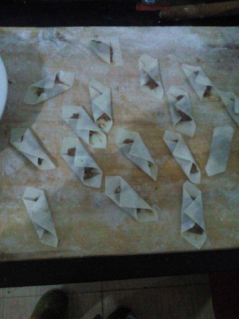 羊肉锅贴,把<a style='color:red;display:inline-block;' href='/shicai/ 37800'>羊肉馅</a>调好包近<a style='color:red;display:inline-block;' href='/shicai/ 4453'>馄饨皮</a>里