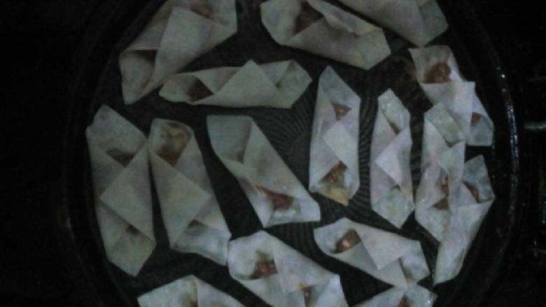 羊肉锅贴,电饼铛倒油待油热后放入