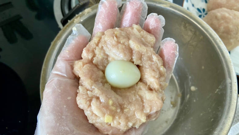 茄汁狮子头,处理好的肉馅,取1/4,包入鹌鹑蛋