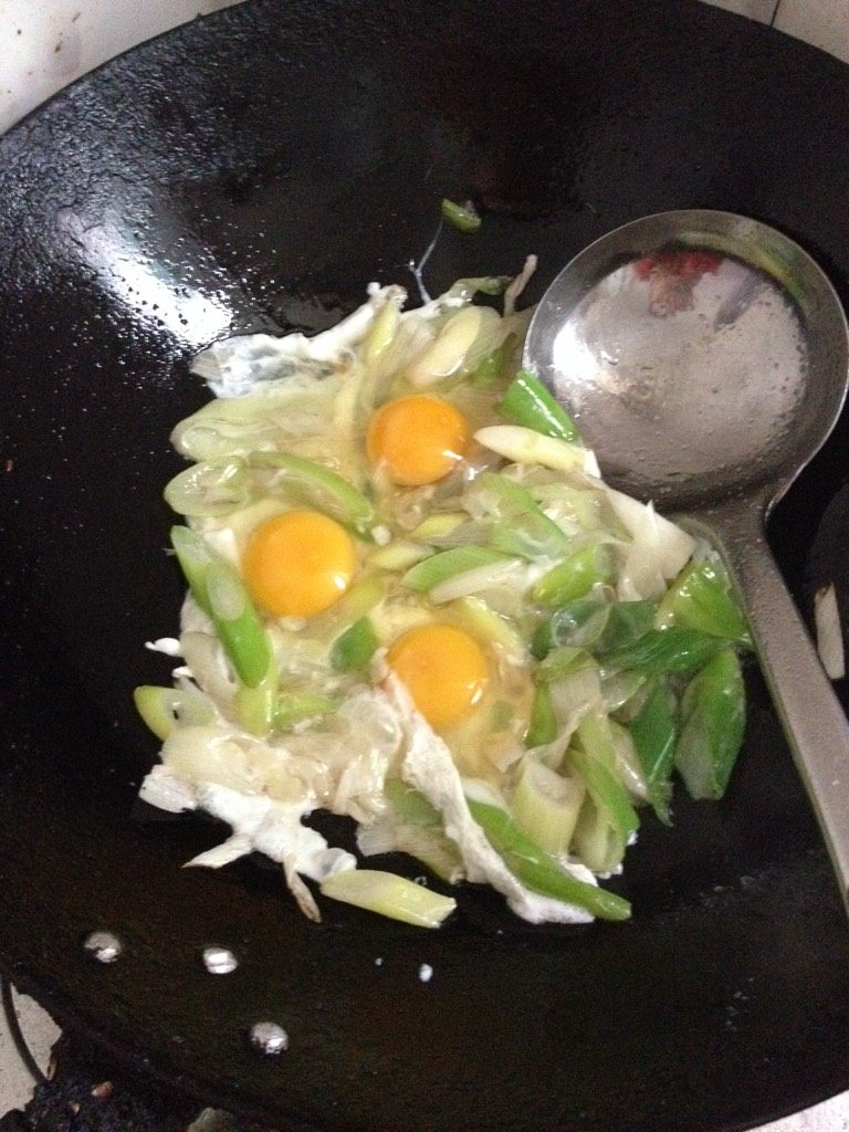 大葱炒蛋,下<a style='color:red;display:inline-block;' href='/shicai/ 9'>鸡蛋</a> 大火翻匀 