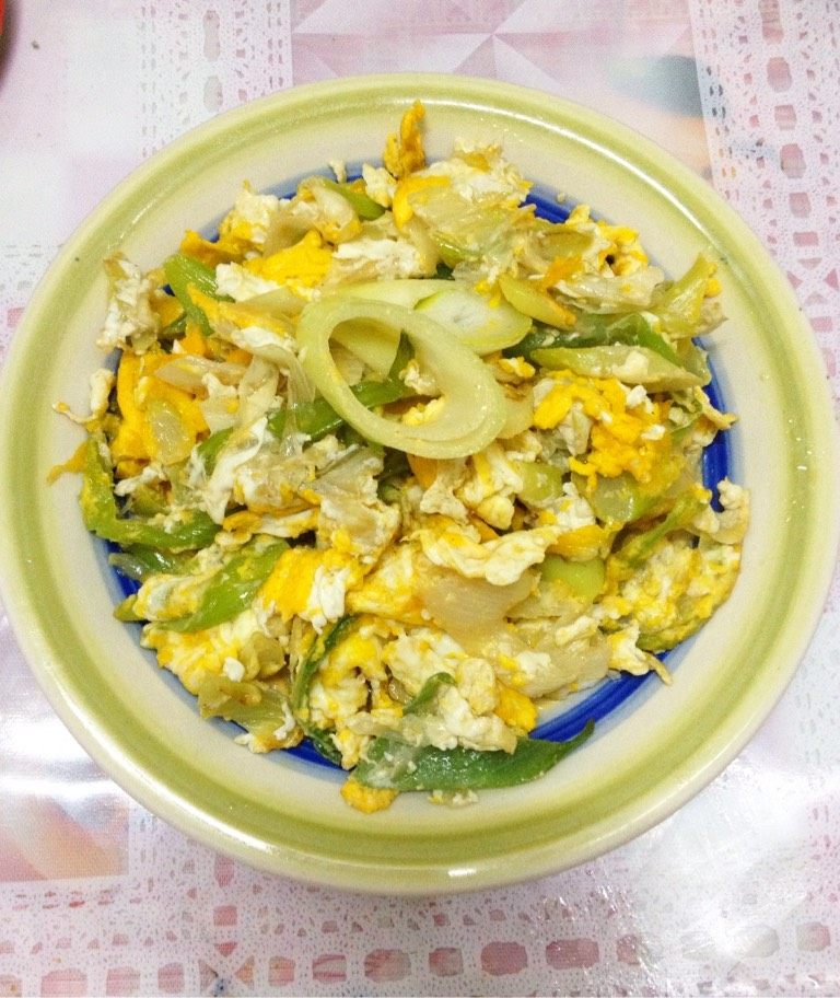 大葱炒蛋,炒熟即可装盘