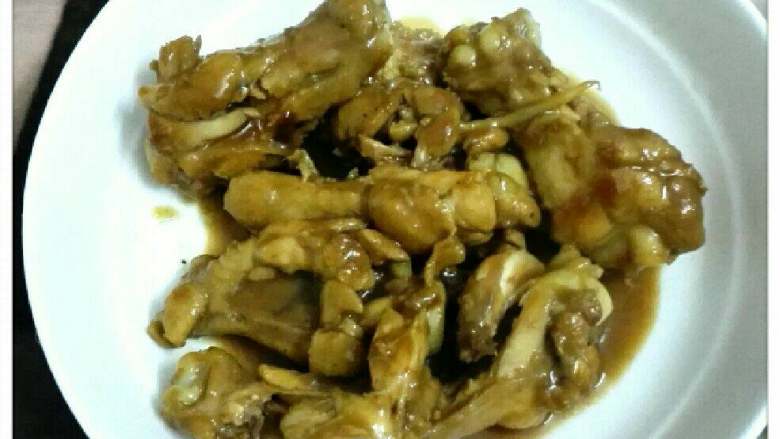 酱油焖小鸡腿,放腌制好的小鸡腿下锅，先煎至微黄，改小火，下酱油和<a style='color:red;display:inline-block;' href='/shicai/ 10588'>糖</a>焖