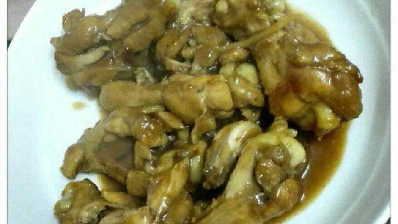 酱油焖小鸡腿,焖至熟透，下淀粉水，收汁，起锅