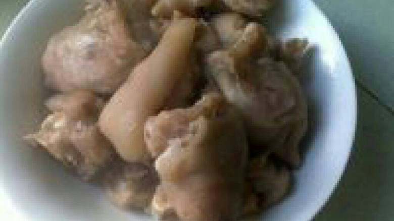 红烧猪蹄,焖15分钟后开锅,捞出猪蹄
