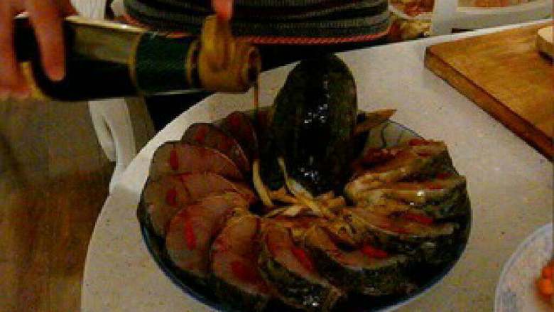 开屏鱼,在鱼肉上淋入<a style='color:red;display:inline-block;' href='/shicai/ 864'>蒸鱼豉油</a>,大概三勺的量