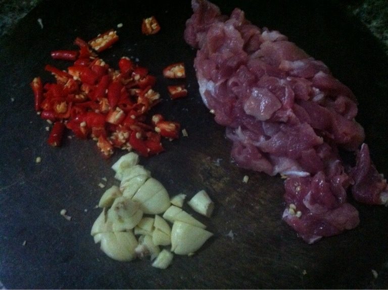 焖面,1.辣椒切末，肉切小片，大蒜切小块