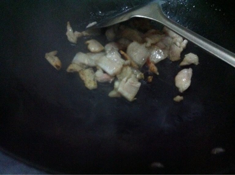 焖面,2.热锅，肥肉下锅煸出油