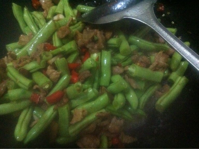 焖面,3.看着肥肉变黄变小后依顺序放入辣椒.蒜.爆香后放入瘦肉.黄豆酱.盐.酱油，炒2.3分后放入四季豆