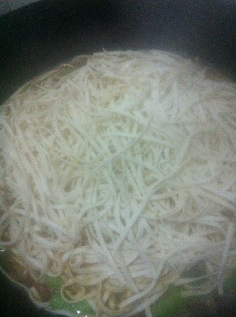 焖面,4.加入四季豆炒2.3分钟后加3碗水，放入新鲜面条，盖上锅盖