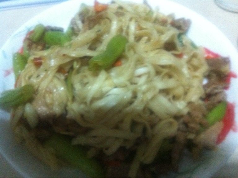 焖面,焖7.8分钟，汤汁差不多都被面条吸收了，放入葱，将菜和面条拌均匀，出锅装盘