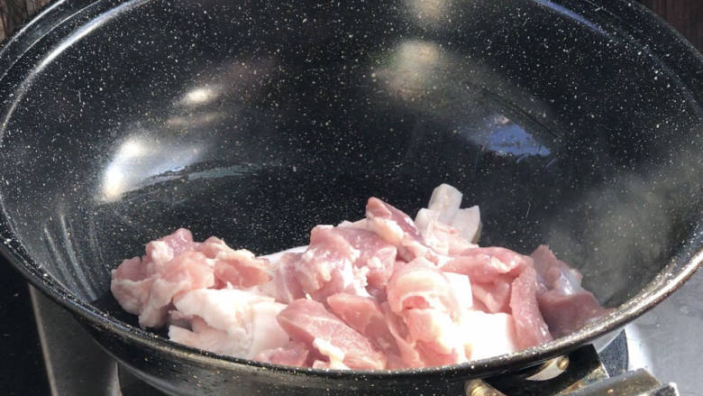 菱角烧肉,起锅,放入猪肉,煸炒出油