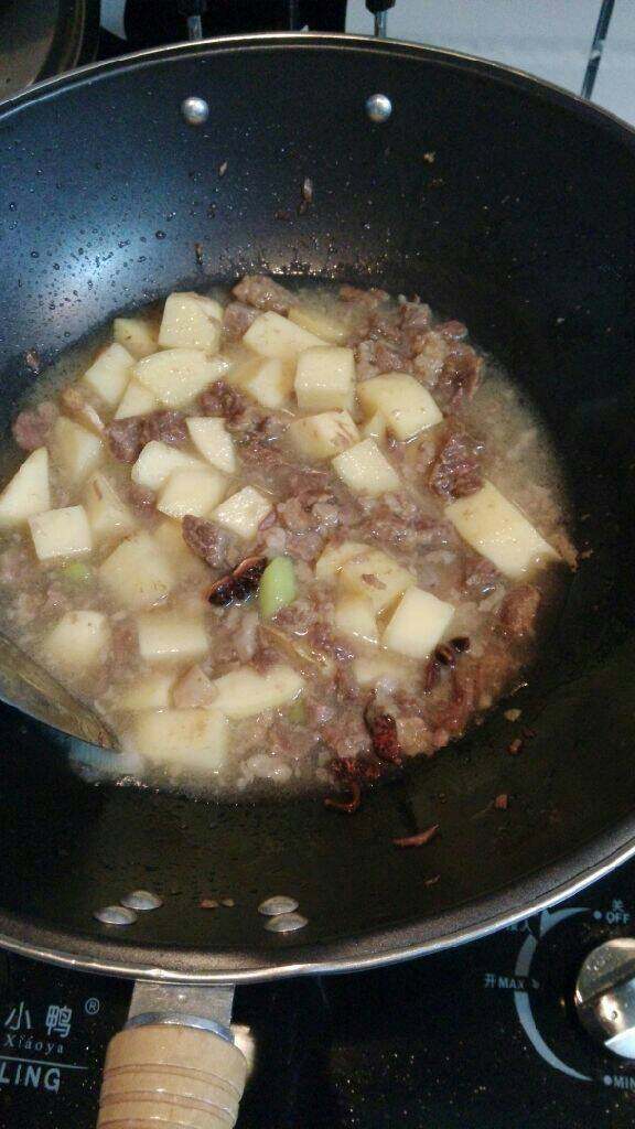 牛肉炖土豆,加入刚才压的牛肉汤,再加一点水,加入大料开始炖