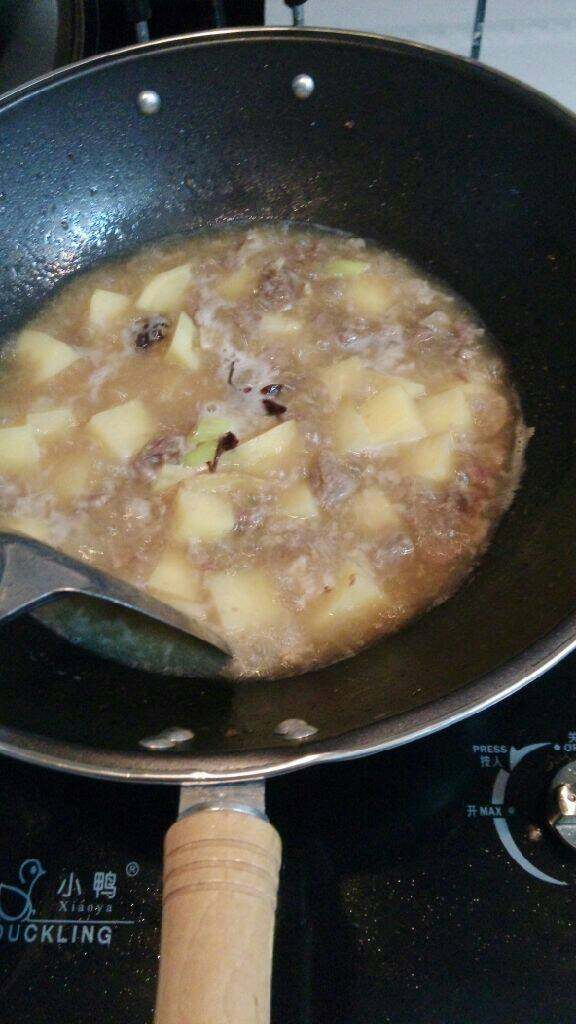 牛肉炖土豆,大火烧开,加入盐调味,,改小火炖20分钟即可