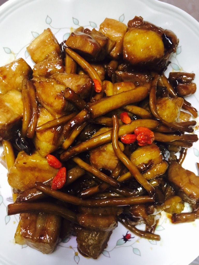 茶树菇烧肉,把<a style='color:red;display:inline-block;' href='/shicai/ 266'>茶树菇</a>温水浸泡去蒂，<a style='color:red;display:inline-block;' href='/shicai/ 428'>五花肉</a>过水切小块，油锅热后先加入<a style='color:red;display:inline-block;' href='/shicai/ 428'>五花肉</a>和蒜姜末和少许黄酒，煸炒至五分熟加入<a style='color:red;display:inline-block;' href='/shicai/ 266'>茶树菇</a>一同煸炒，并加入少许水和盐糖，收汁加入<a style='color:red;display:inline-block;' href='/shicai/ 673'>枸杞</a>点缀即可出锅
