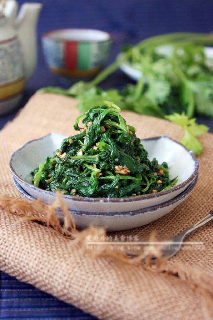 炝拌芹菜叶