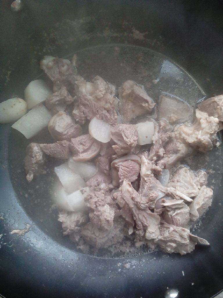 羊肉炖粉皮,先将羊肉切块，和萝卜一起放热水中焯，以去除膻味，捞出来备用。