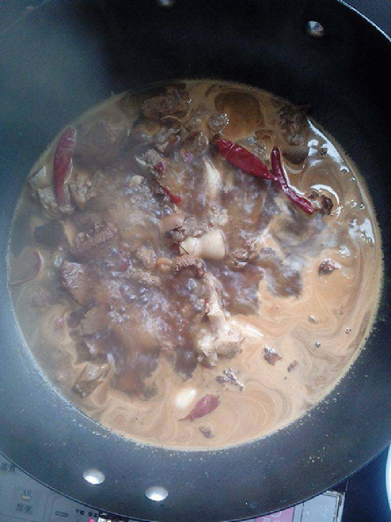 羊肉炖粉皮,加没过羊肉的水，放入<a style='color:red;display:inline-block;' href='/shicai/ 695'>八角</a>、<a style='color:red;display:inline-block;' href='/shicai/ 710'>桂皮</a>、<a style='color:red;display:inline-block;' href='/shicai/ 700'>花椒</a>、<a style='color:red;display:inline-block;' href='/shicai/ 86474'>干辣椒</a>以及一两颗冰糖，大火煮开。