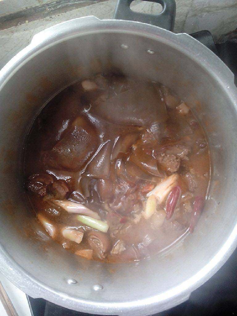 羊肉炖粉皮,五分钟后，改在高压锅压十五分钟左右，再加入蒜和<a style='color:red;display:inline-block;' href='/shicai/ 554'>粉皮</a>。