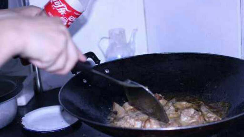 家常可乐鸡翅,倒入可乐没过鸡翅，大火烧开转小火收干汁，