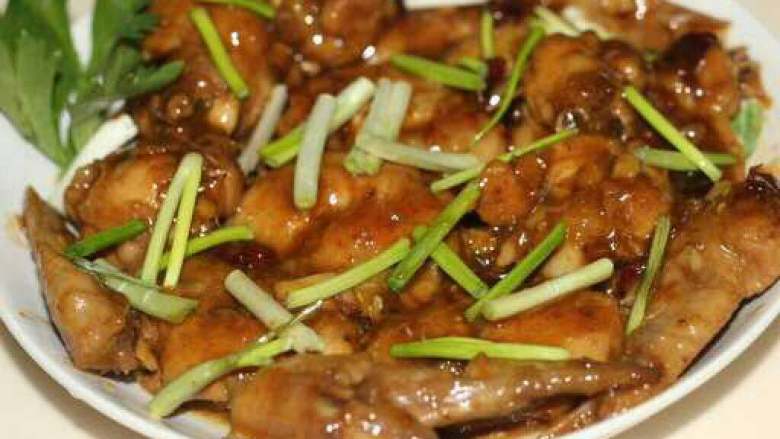 家常可乐鸡翅,撒点盐，出锅放入葱段，