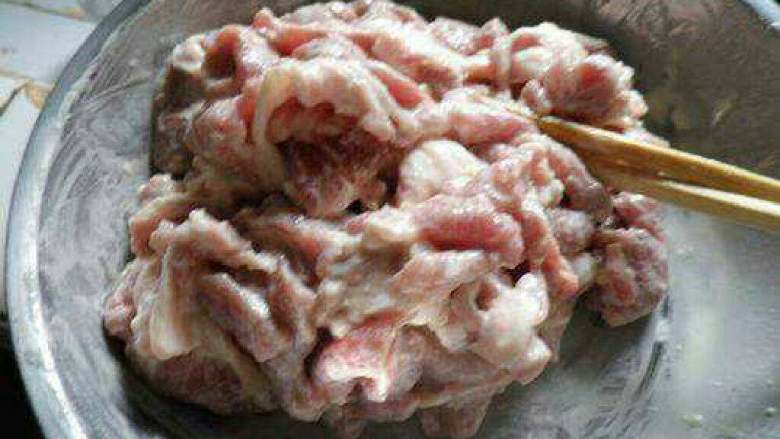 水煮肉,里脊肉切片，用淀粉，盐，<a style='color:red;display:inline-block;' href='/shicai/ 9'>鸡蛋</a>液腌制10分钟以上