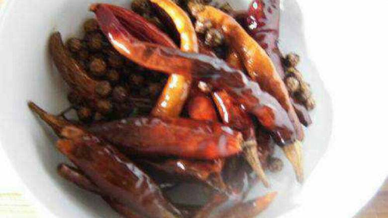 水煮肉,热锅爆香<a style='color:red;display:inline-block;' href='/shicai/ 700'>花椒</a>，<a style='color:red;display:inline-block;' href='/shicai/ 86474'>干辣椒</a>，捞起剁碎备用