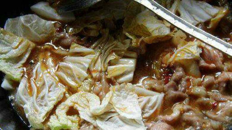 水煮肉,再倒入<a style='color:red;display:inline-block;' href='/shicai/ 114'>白菜</a>煮熟装盘。