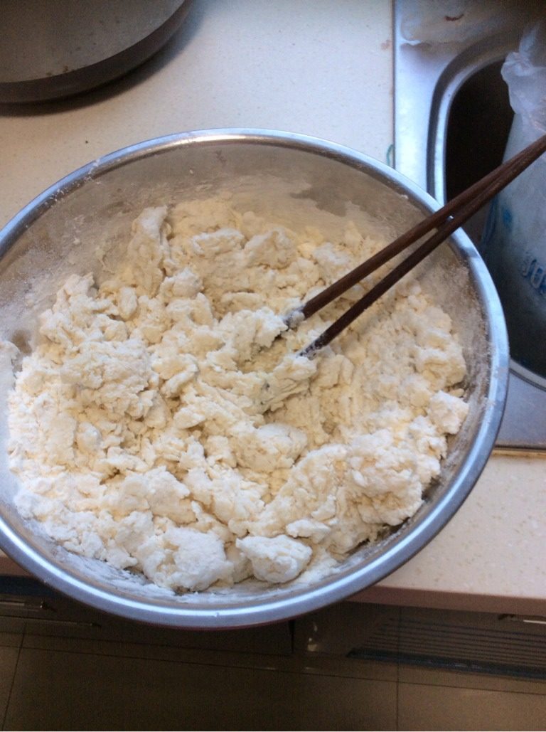 家常肉饼,先用开水汤面