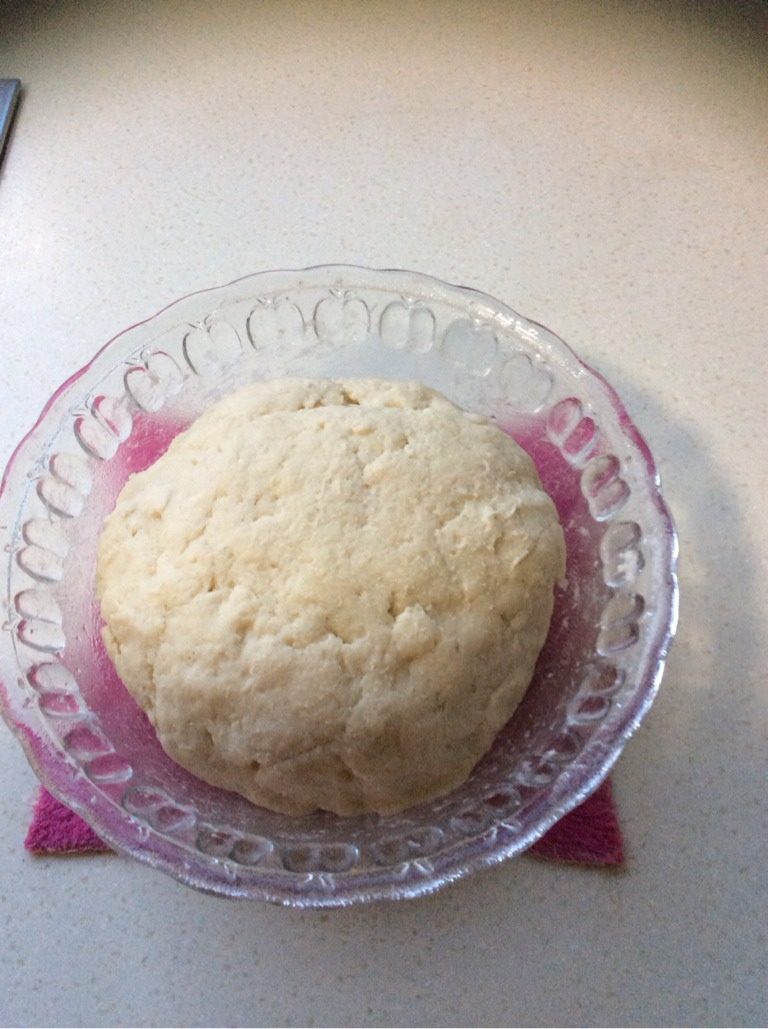 家常肉饼,加温水活匀后放在一边醒20分钟