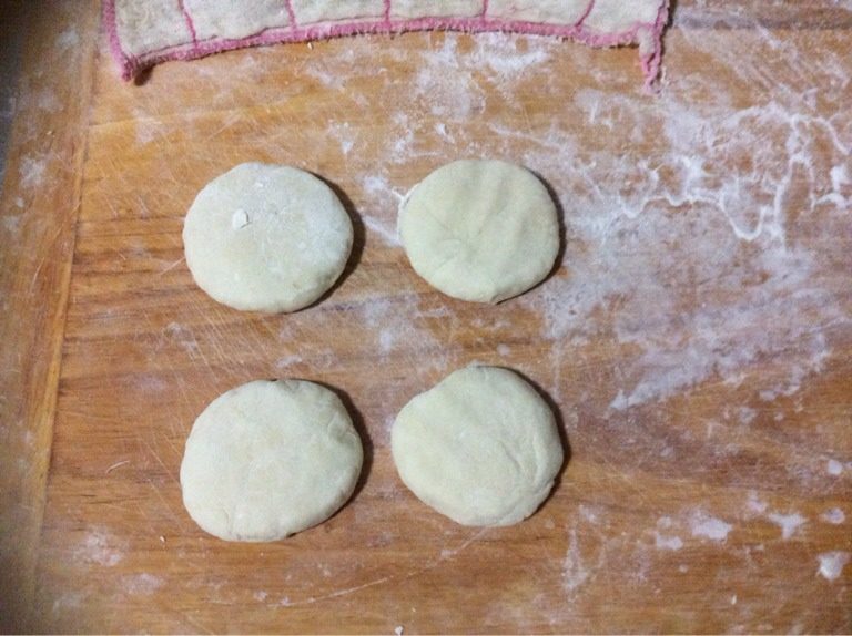 家常肉饼,醒好的面做成剂子
