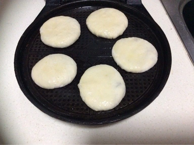 家常肉饼,包好的饼坯子放入电饼铛