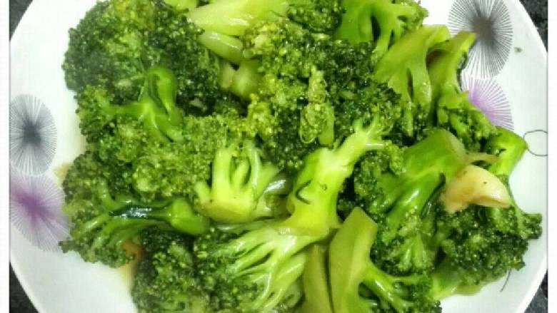 爆炒西兰花,收汁起锅