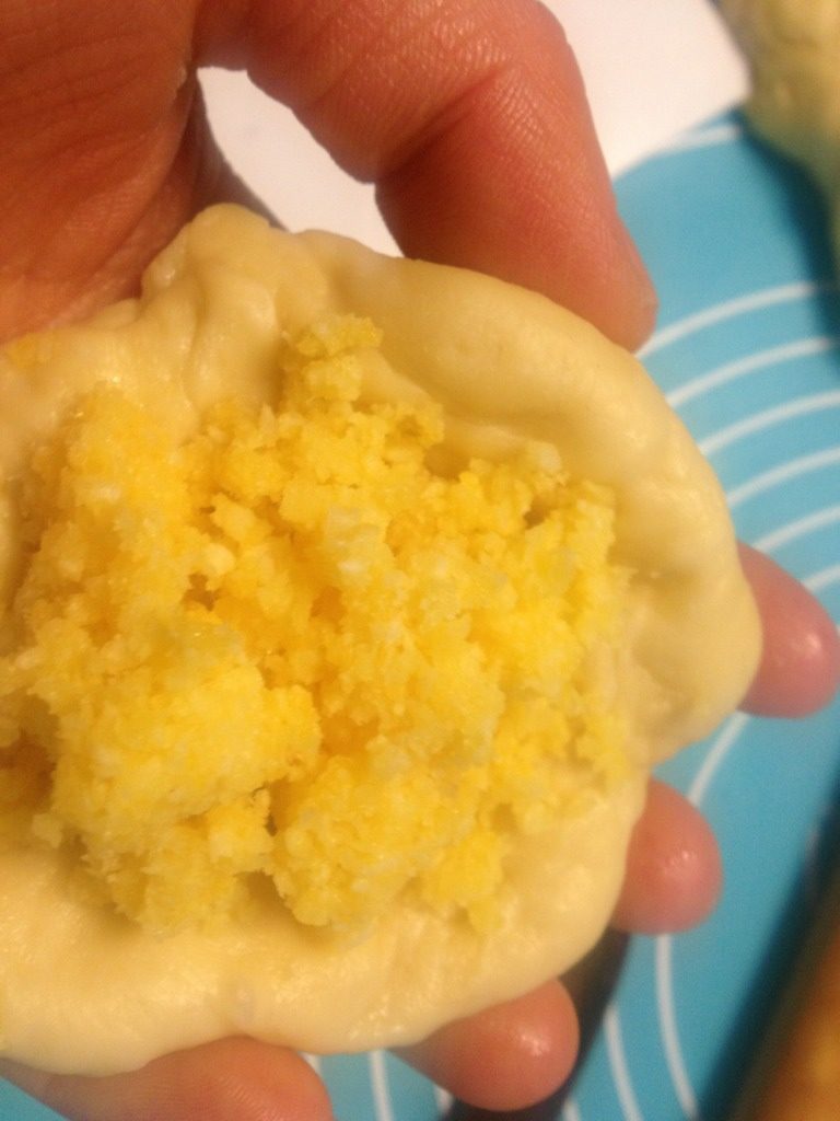 椰蓉面包,整形,放做好的椰蓉,像包子一样包起来