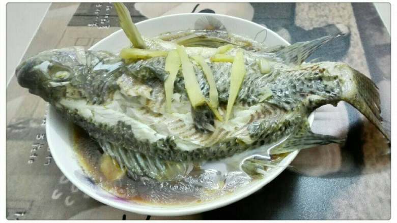清蒸福寿鱼,将蒜蓉放油锅煎至起香,将蒜油浇至鱼身